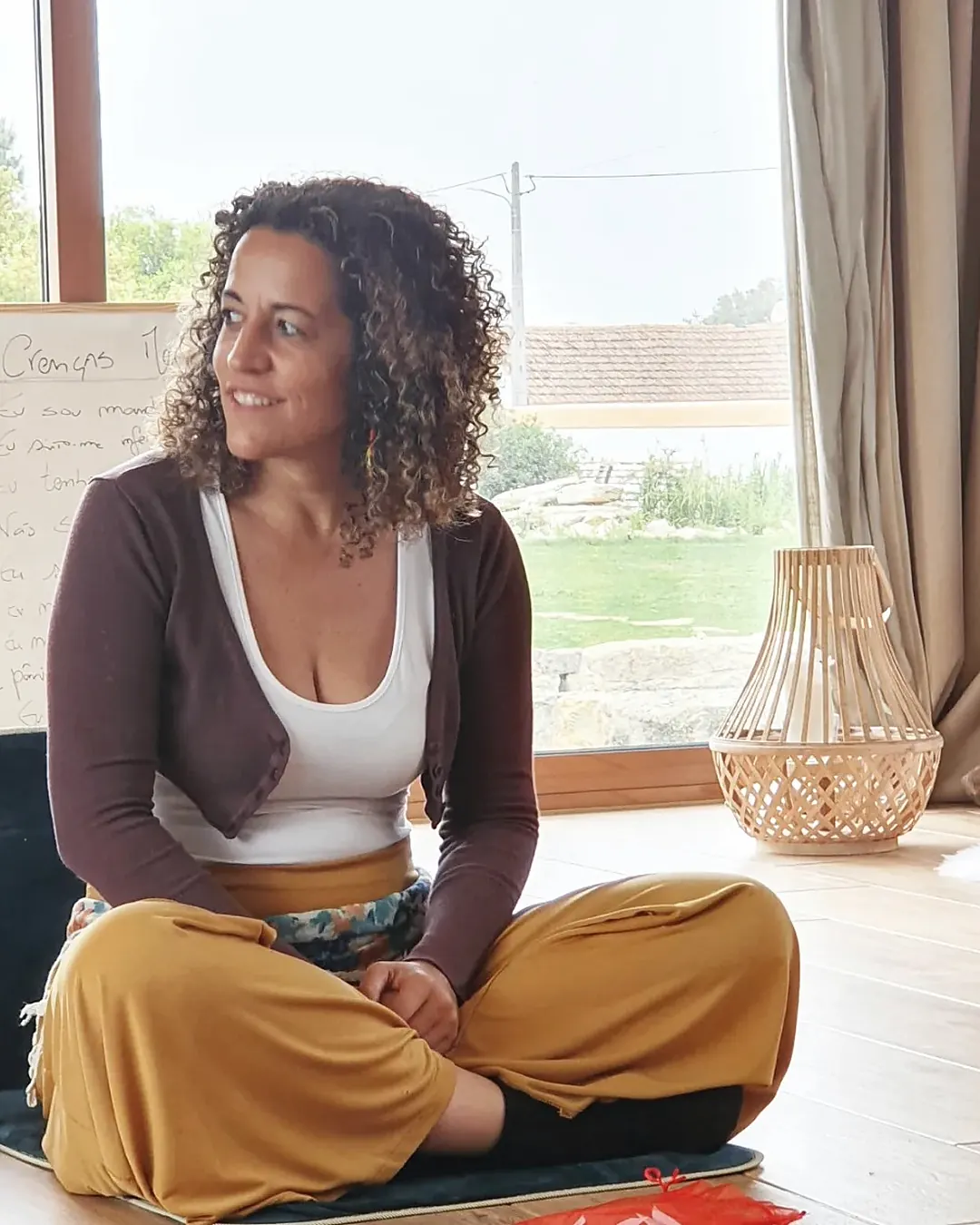 Sara Balasteiro sentada junto a uma janela
